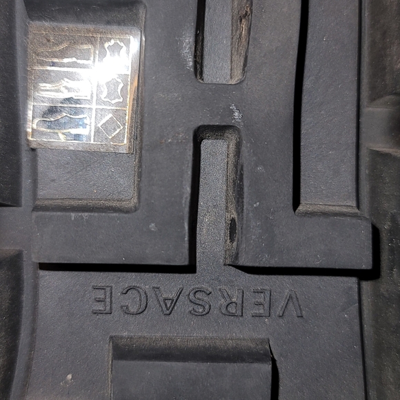 Versace - Picture 6 of 7